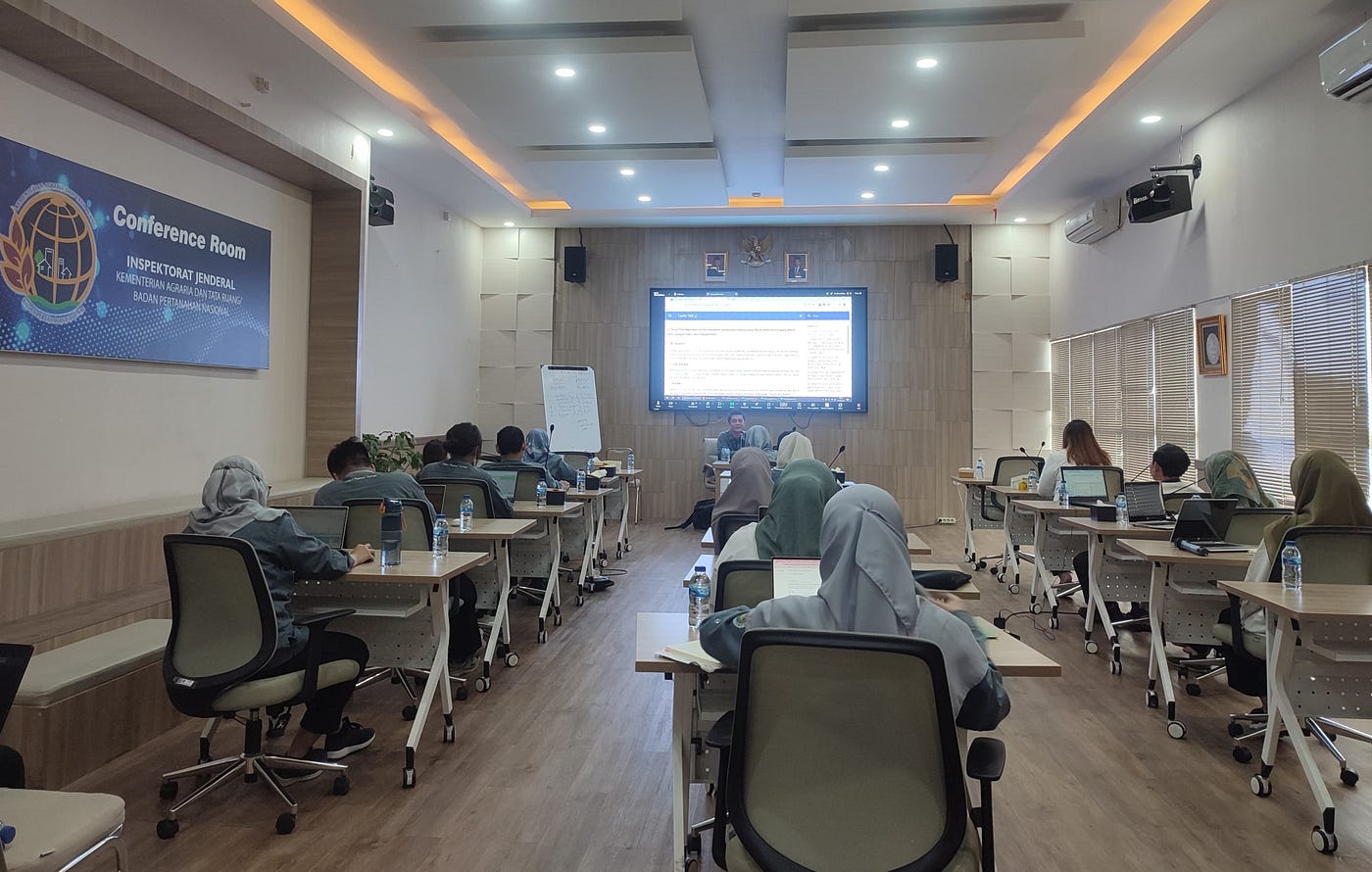 Menunggu Acara di Jalan Sabang