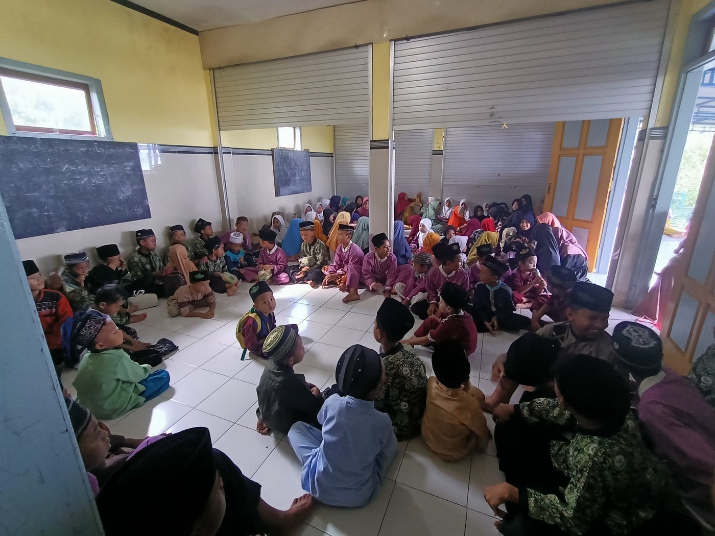 Mahasiswa KKN-P UMSIDA 2024 ikut serta melaksanakan kegiatan Isro Miroj Bersama Ustadz dan…