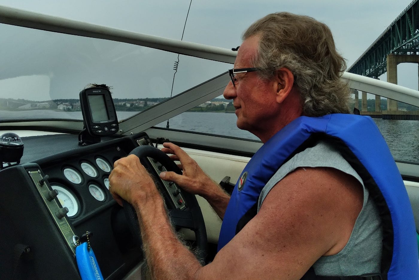 배의 조타실에 앉아 배를 정면으로 조종하는 작가의 사진