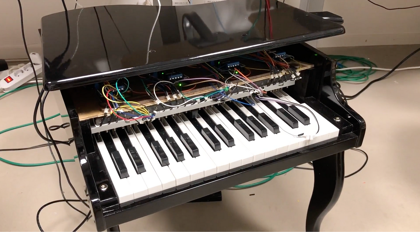 Piano that sale plays itself