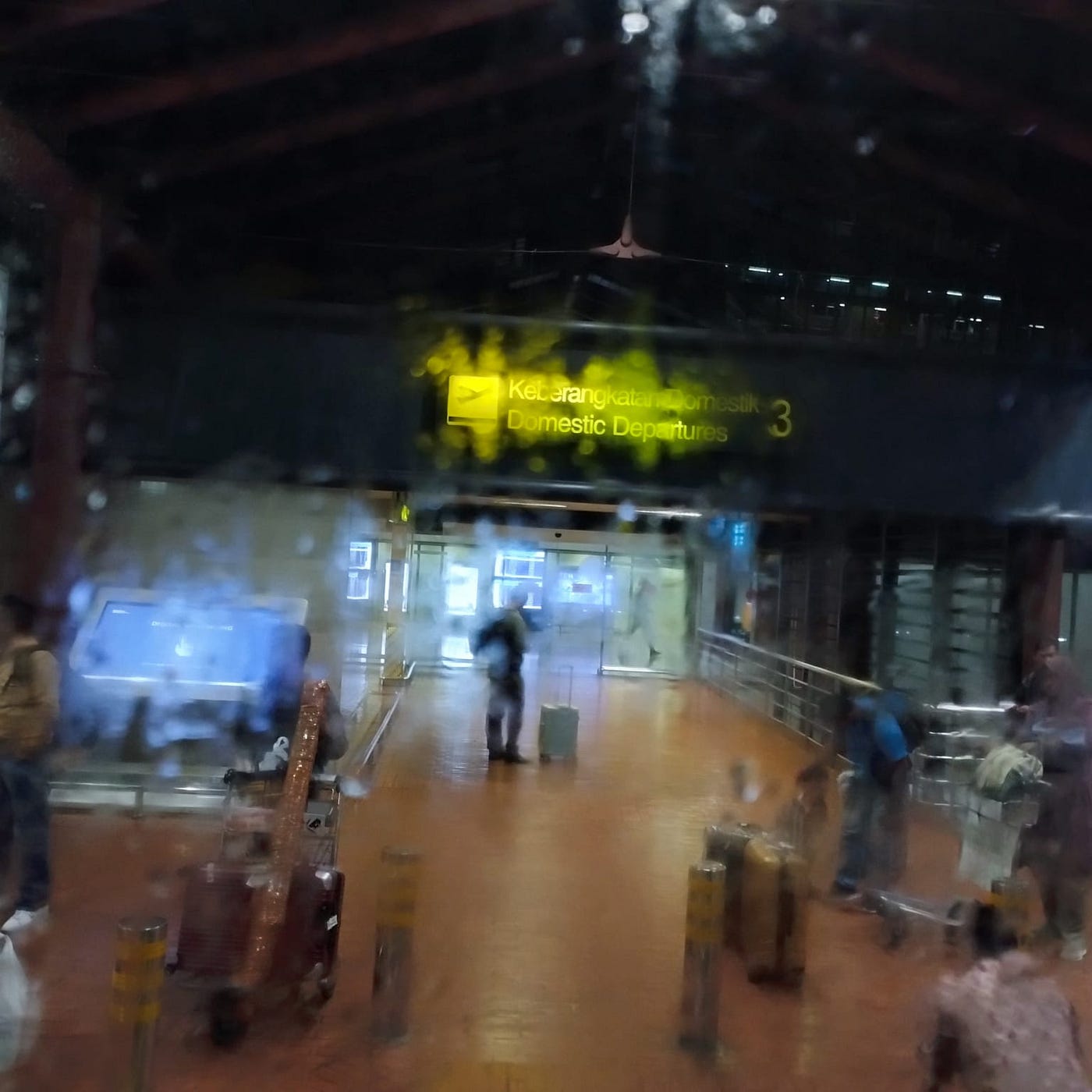 Foto dari dalam bus, masih dalam kondisi hujan
