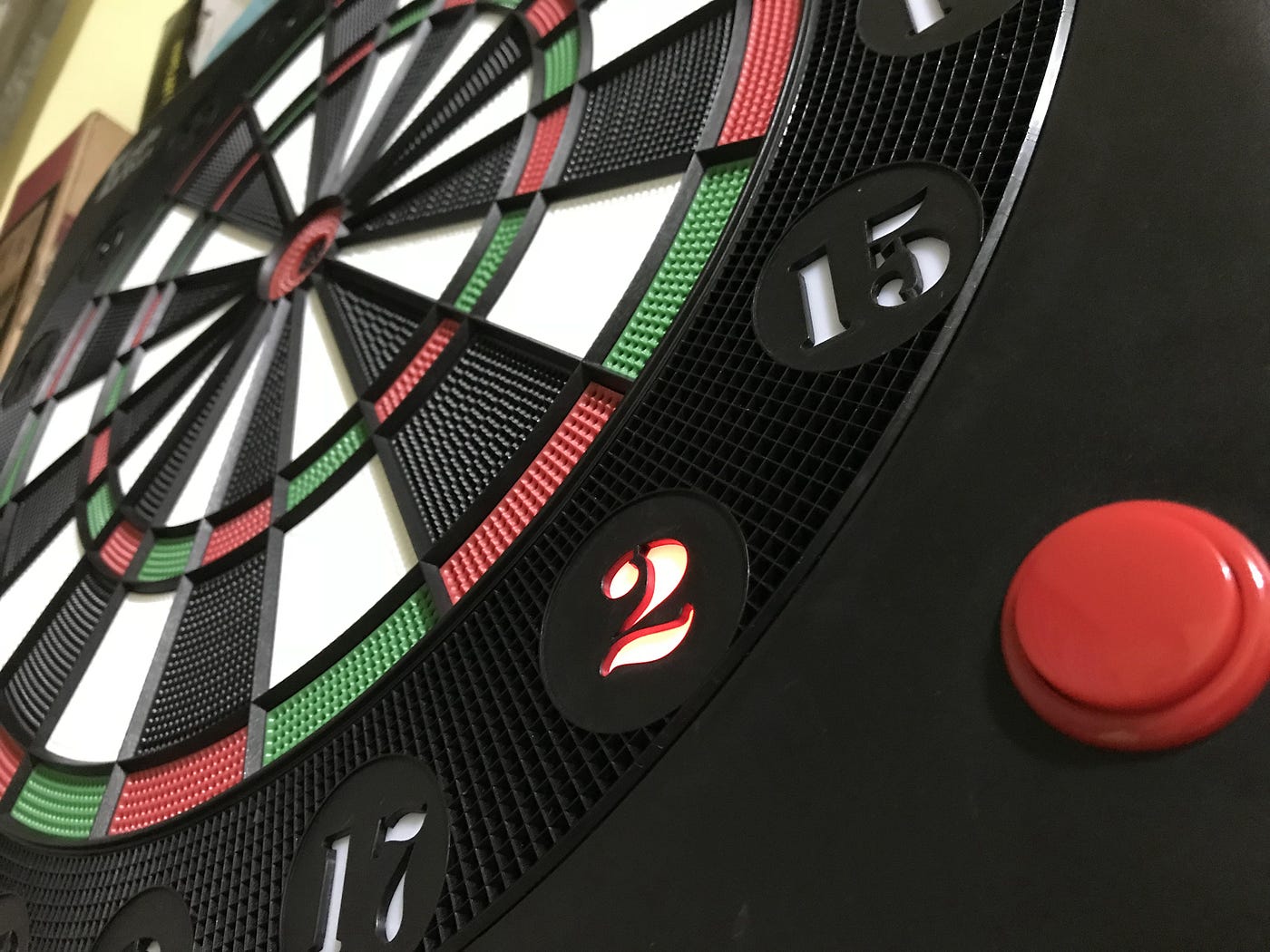 台灣市售藍芽飛鏢靶整理簡評比較. 藍芽飛鏢靶選擇沒這麼多，價位也很分明。這邊把我之前爬文整理熱門款式分享出來，並加… | by Louie Wu |  Medium