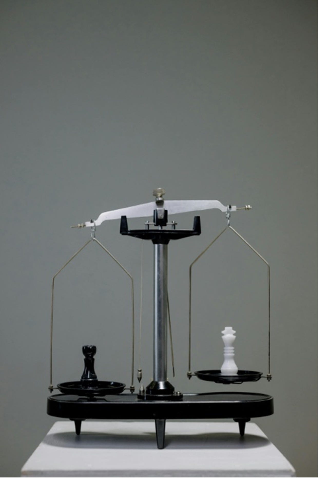 양쪽에 체스말을 두고 무게 균형을 맞추다