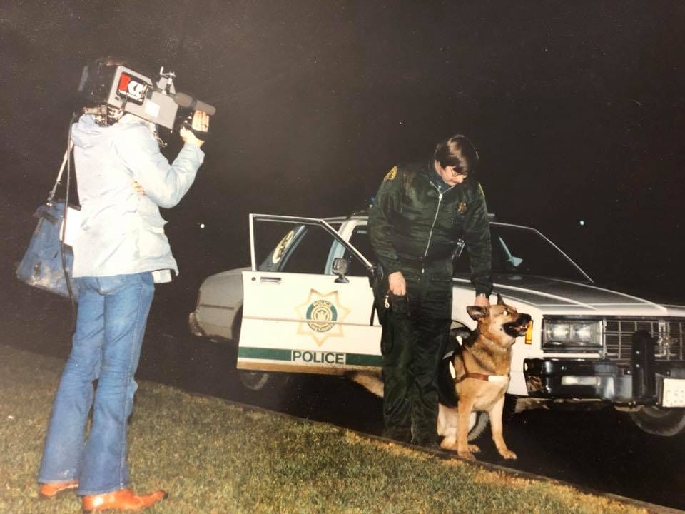 케빈 경찰관과 그의 경찰견 제이크가 경찰차 옆에서 새로운 카메라를 위해 포즈를 취하고 있습니다.<BR>