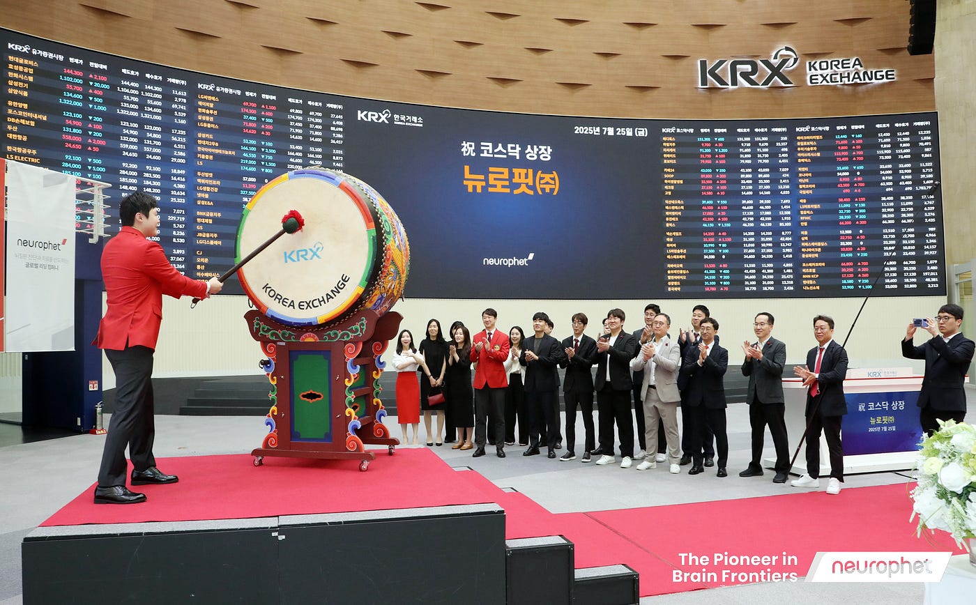 Jake Junkil Been (first from the left), Co-CEO of Neurophet, strikes the drum at the KOSDAQ listing ceremony.