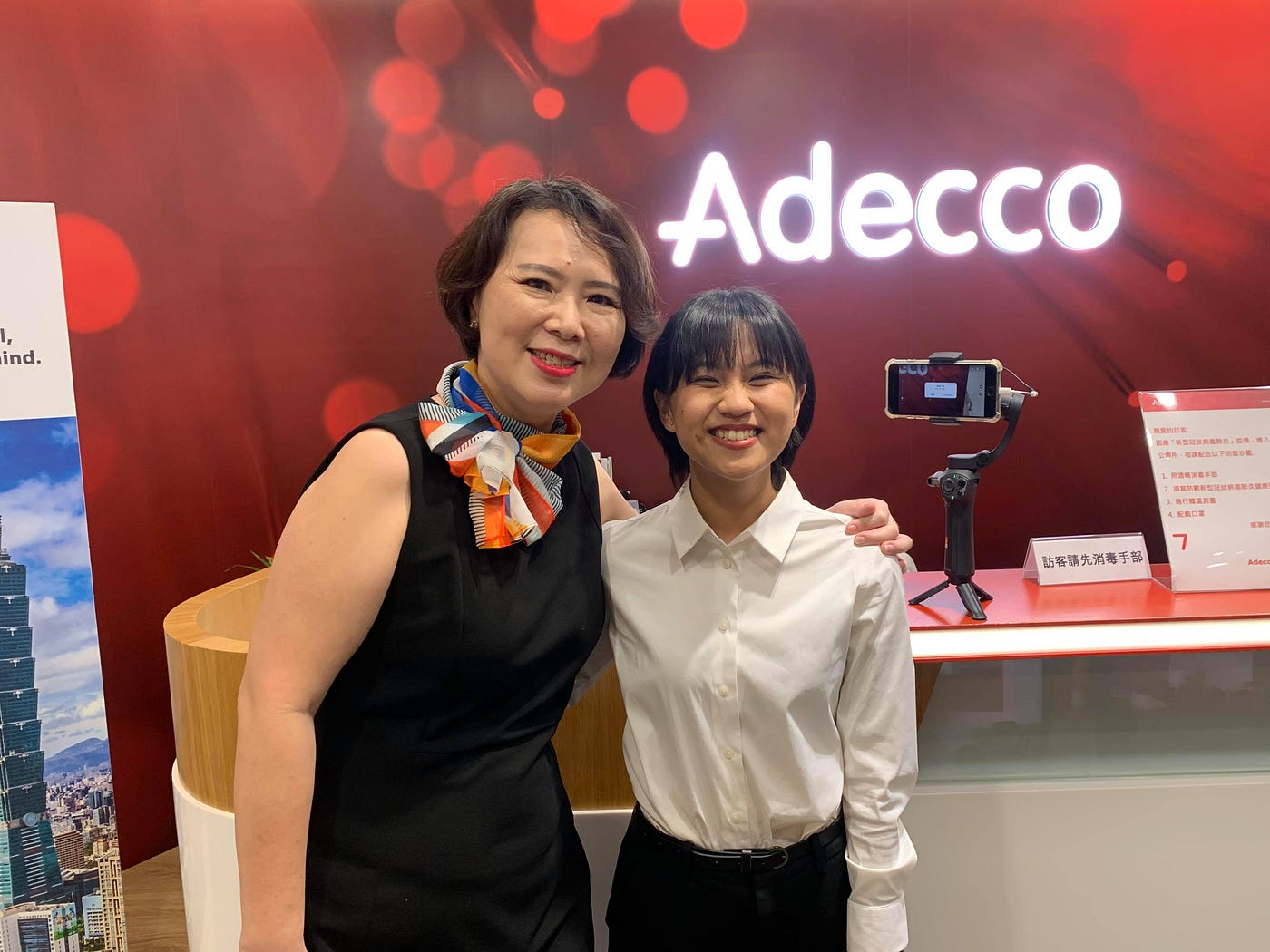 和 CEO Cindy 的合照 (謝謝 Cindy 為了我特別蹲低，我會快快長高的)