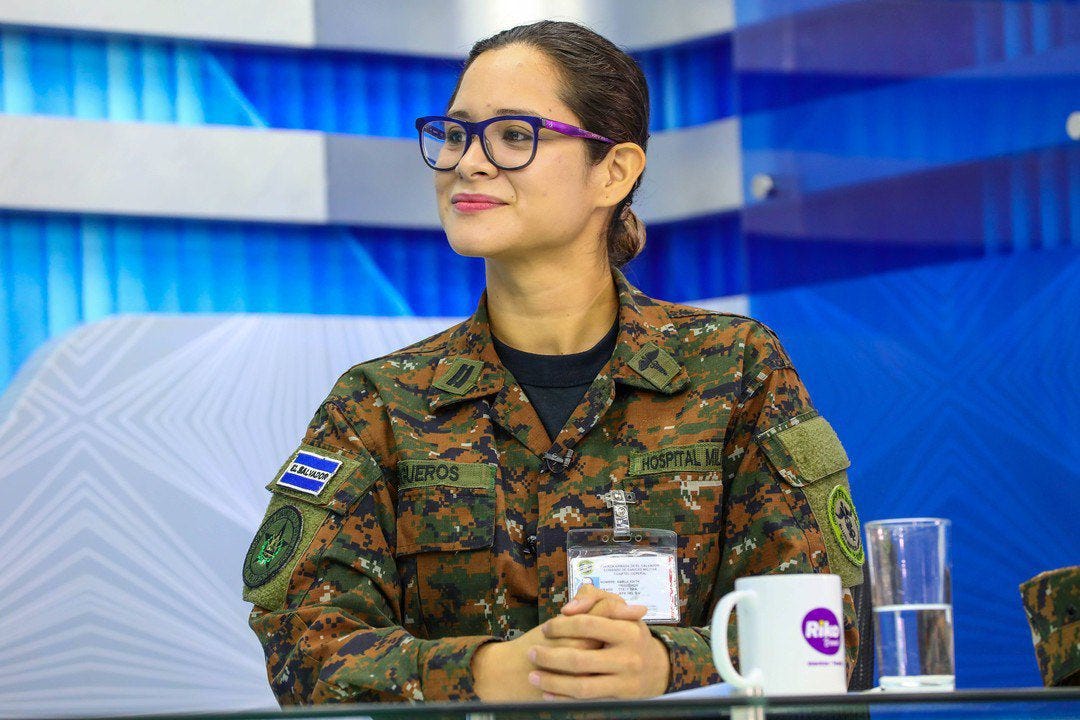 La historia más importante en El Salvador de Bukele no es la ministra uniformada