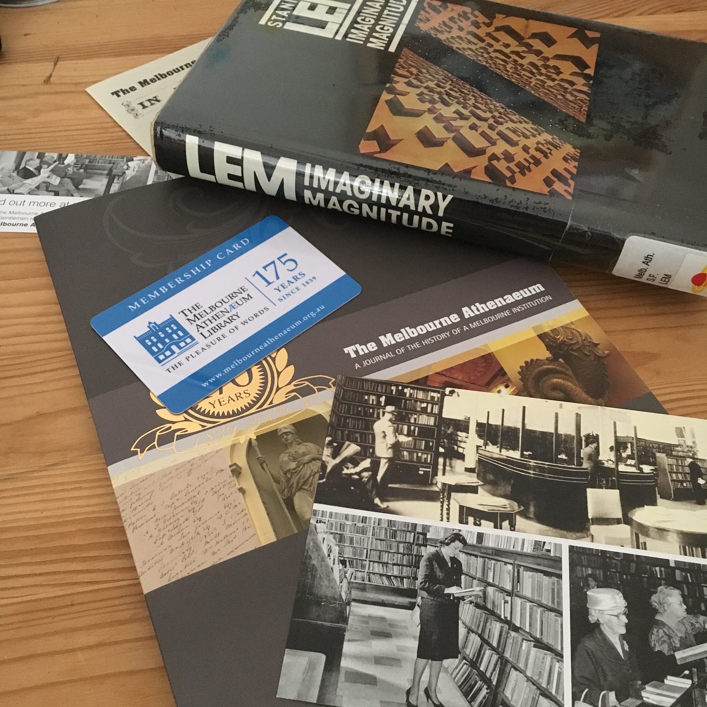 探訪「會員圖書館」. 很久以前讀過一個倪匡寫的故事，標題很恐怖叫「血咒」。它的劇情有點複雜，跟巫術有關… | by HH |  無法歸類（Chinese: unclassified) | Medium