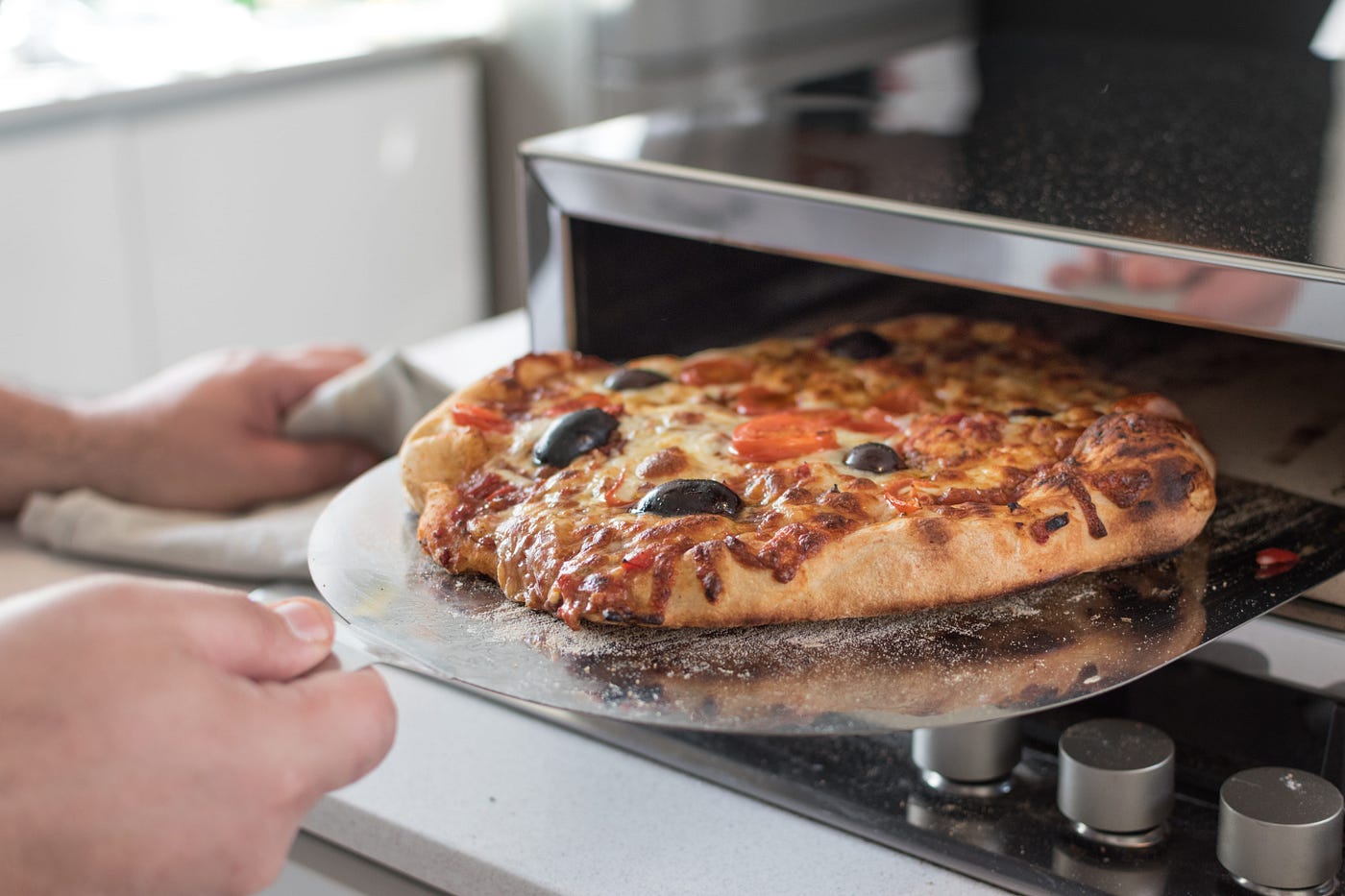 Why Do Pizza Steels Create Better Crust Than Other Bakeware?