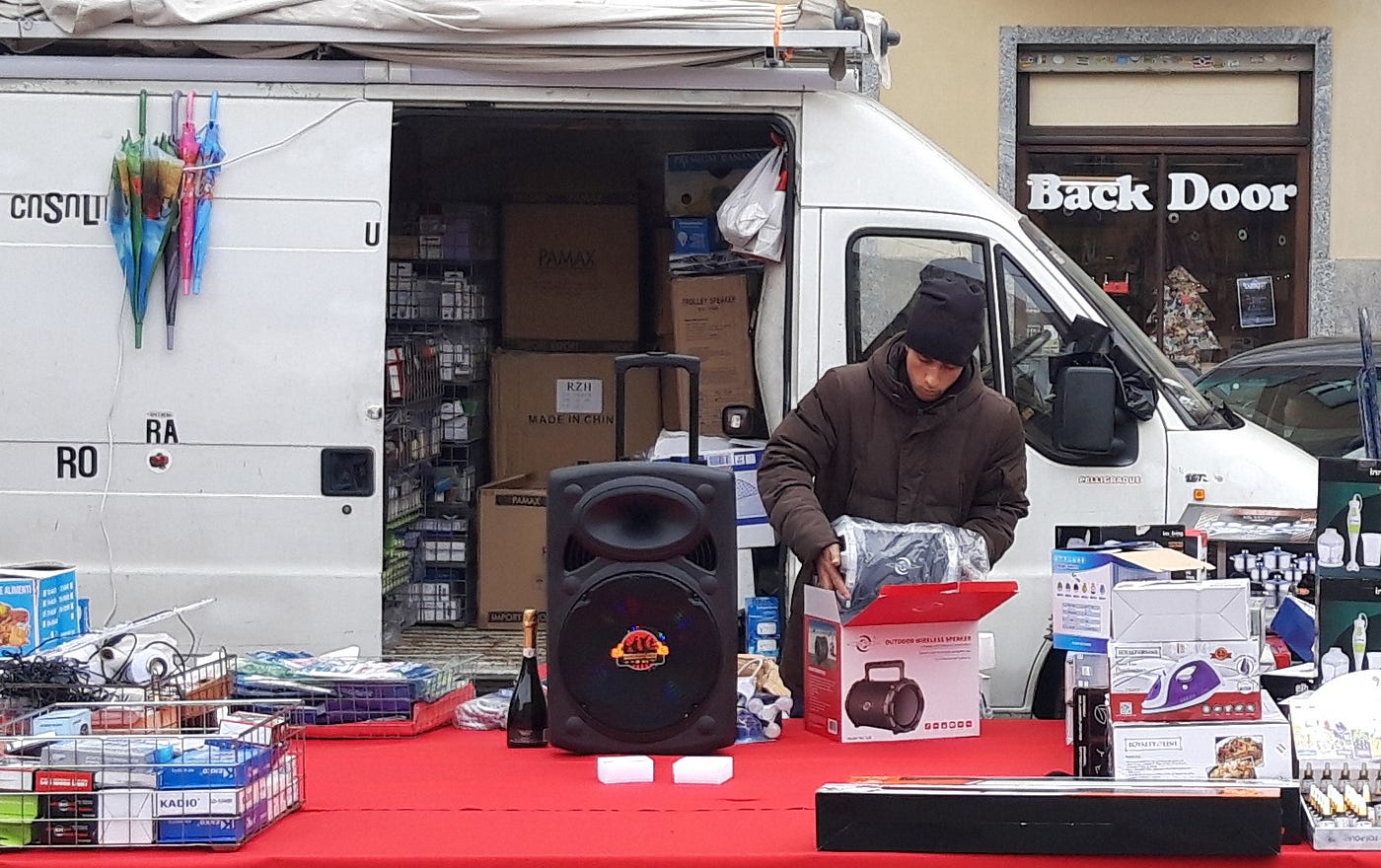 La porta sul retro del mercato di San Donato