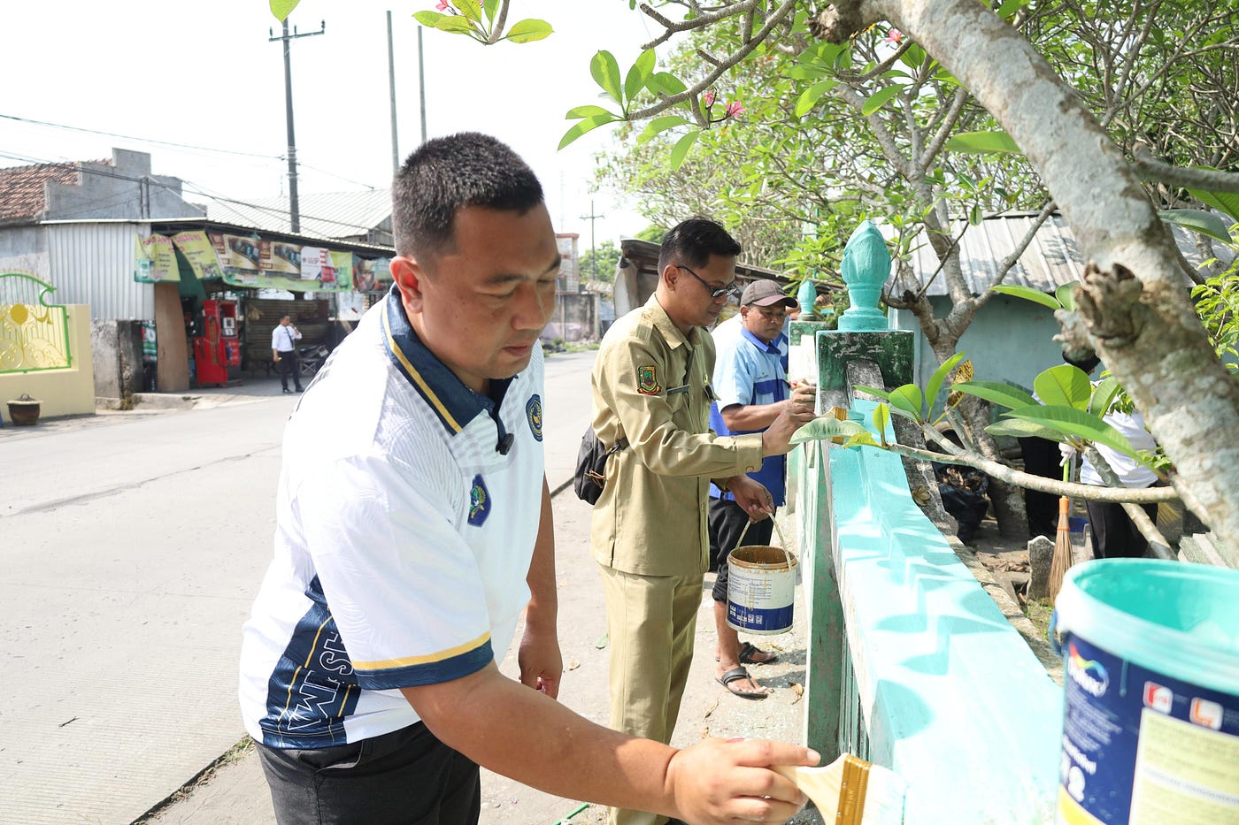 Lapas Mojokerto Bersama Warga Binaan Gelar Bakti Sosial Pembersihan dan Pengecatan Makam Dalam…