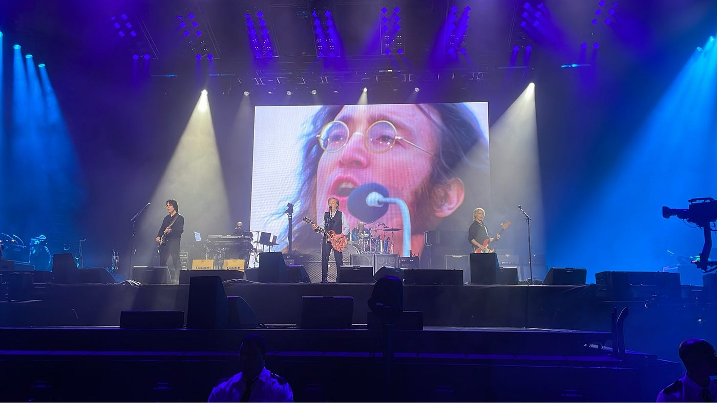 Paul McCartney em um dueto virtual com John Lennon no memorável Rooftop Concert com a canção “I’ve Got a Feeling”, fruto da tecnologia utilizada por Peter Jackson no documentário The Beatles: Get Back. | Créditos: Fábio Carneiro