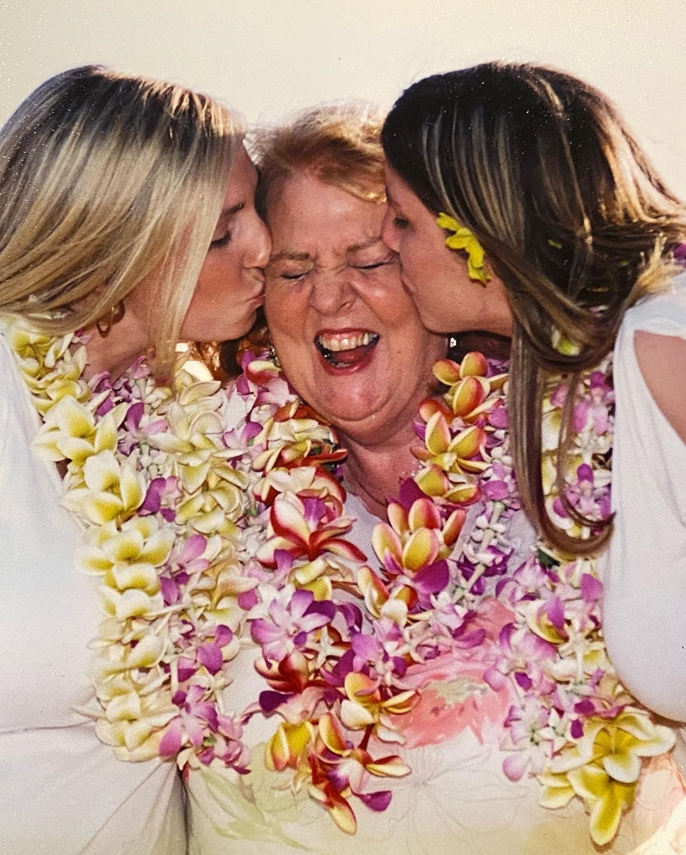 세 명의 여성, 어머니와 딸들이 아름다운 레이를 두르고 서로 사랑과 애정을 담아 키스하고 있습니다.<BR>