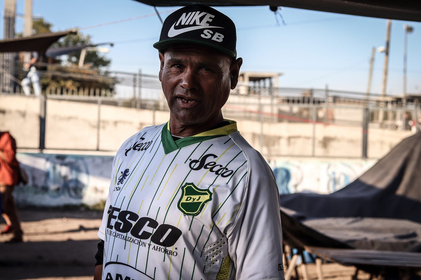 Un comerciante de la feria con la camiseta del que definió como “el campeón” | Foto: Cristina Sille