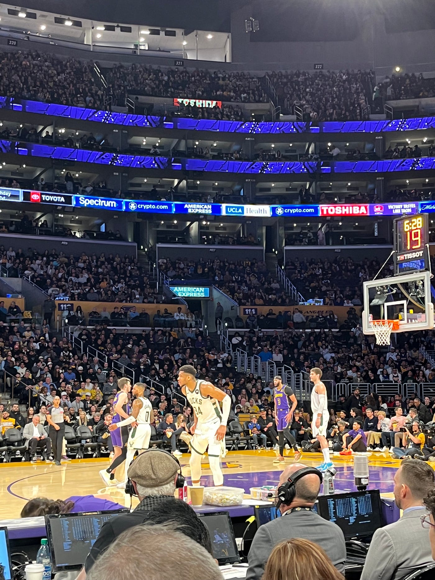 NBA 洛杉磯湖人主場Crypto.com Arena 看球心得- 莫力全Kyle Mo - Medium