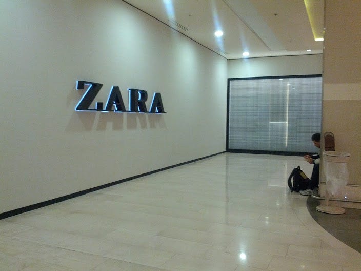 Dans les boutiques Zara, c'est à l'intérieur que ça se passe ! | by  François DI DIO | Medium
