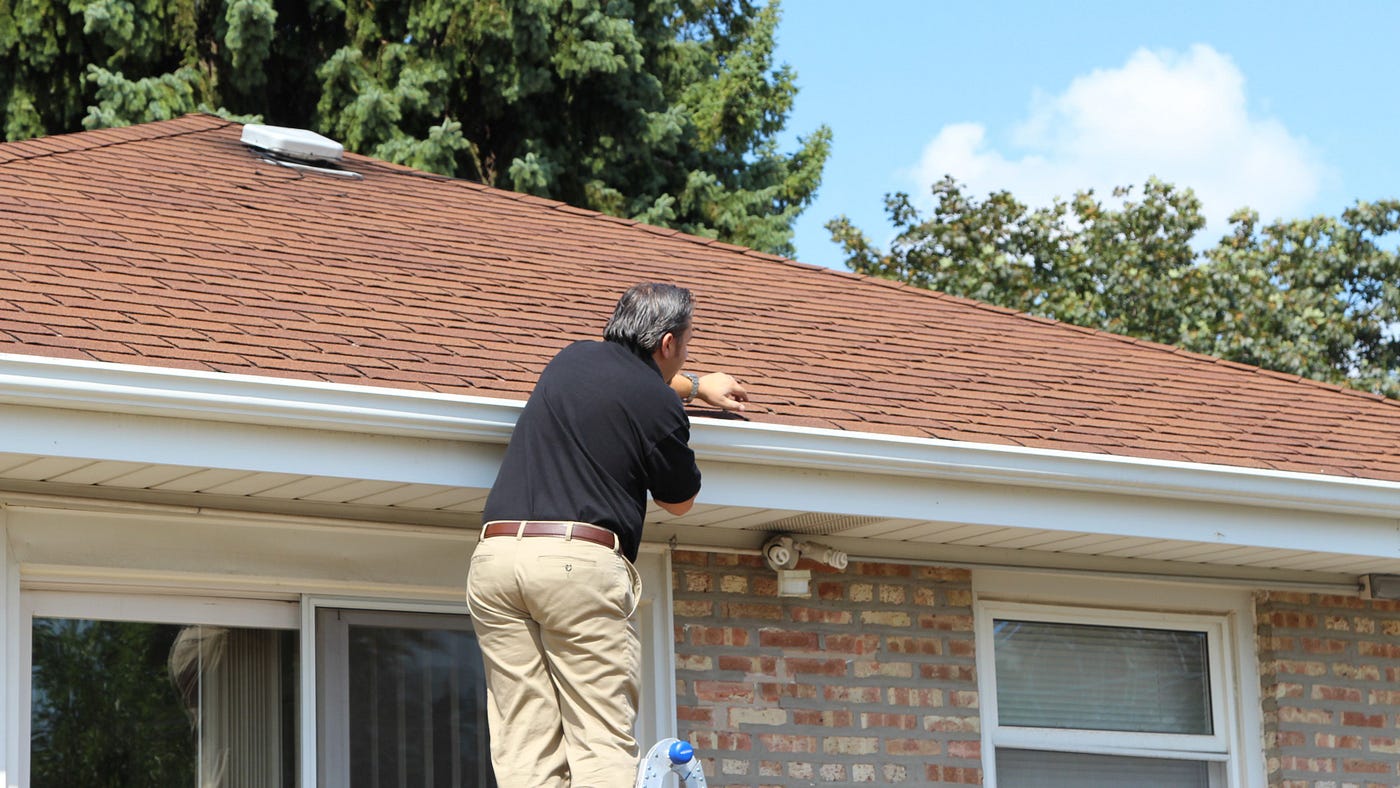 9 Mistakes Homeowners Make When Ignoring Roof Leaks in Islip, New York