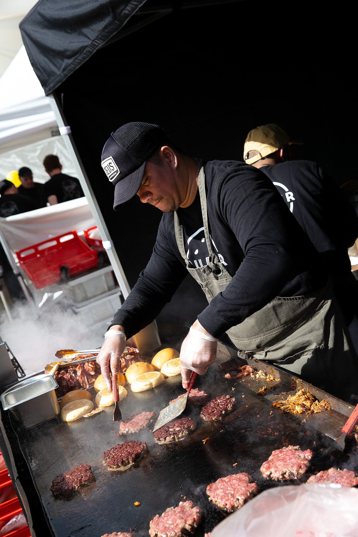 Flipping Burgers - Smashed vs Hand Pressed Burgers. by Ross Kemp on Burgers | by The Burger  Collective | Medium