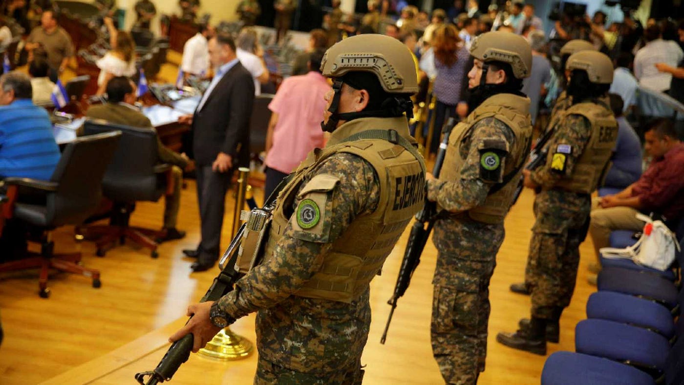 La crisis de poder en El Salvador y el peligro de la violencia política.