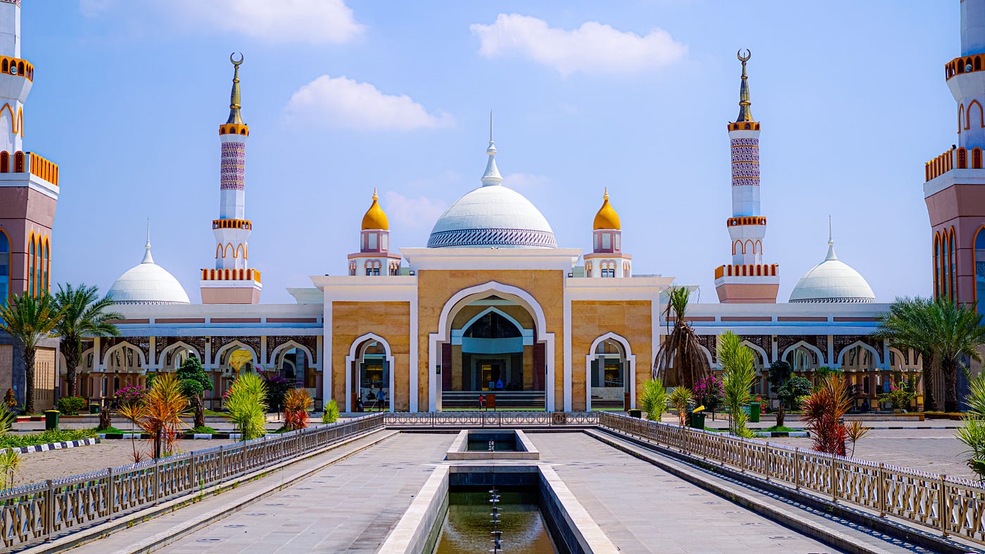 Khatib Sudah Naik Mimbar Tapi Baru Datang Masjid, Bagaimana Hukumnya?