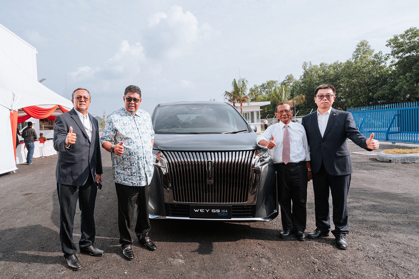 From left: 1. Mr. Mohd Nizam Mohamed, Director of Group Manufacturing, EP Manufacturing Berhad 2. YAB Datuk Seri Utama Ab Rauf Yusoh, Chief Minister of Melaka 3. Mr. Hamidon Abdullah, Executive Chairman, EP Manufacturing Berhad 4. Mr. Mike Cui (崔安琪), Managing Director, Great Wall Motor Malaysia
