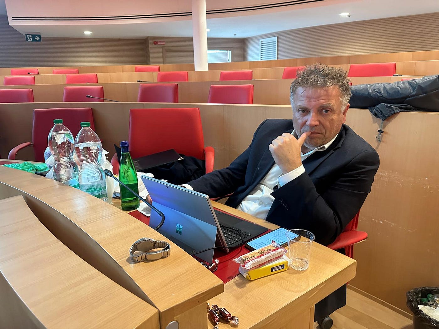 Il consigliere regionale Antonio Tutolo durante la sua protesta all’interno dell’aula consiliare della Regione Puglia a Bari