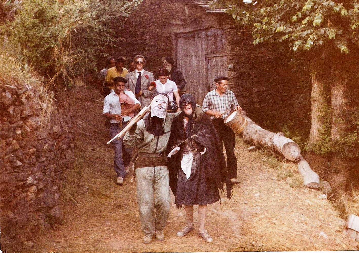 Fiesta del Atenazador en el año 1984. Las máscaras estaban hechas de cartón, y los disfraces se improvisaban con lo que había. | Foto: Paulino Blanco. | Cedida.