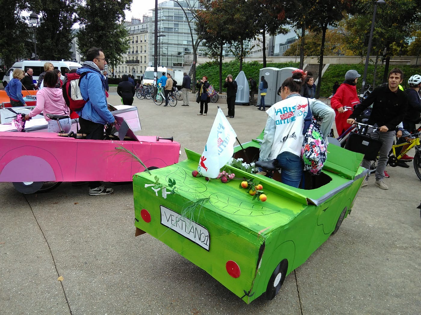 Car Free Day (Journée sans voiture) 2017 — environmental protesters clad their bikes with cardboard cars to show how much road space cars needlessly take up. Pic by the author.