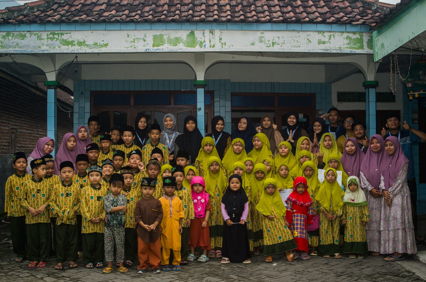 Sumber: Foto Bersama Tim KKN-P 45, Ustazah, dan Para Santri TPQ Al-Hikmah