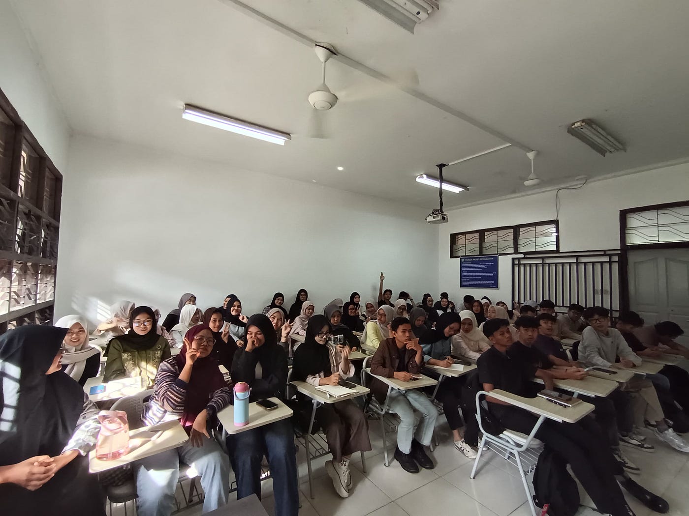 Ruang Diskusi yang Tak Pernah Benar-Benar Sunyi: Refleksi dan Harapan untuk Pembelajaran yang Lebih…