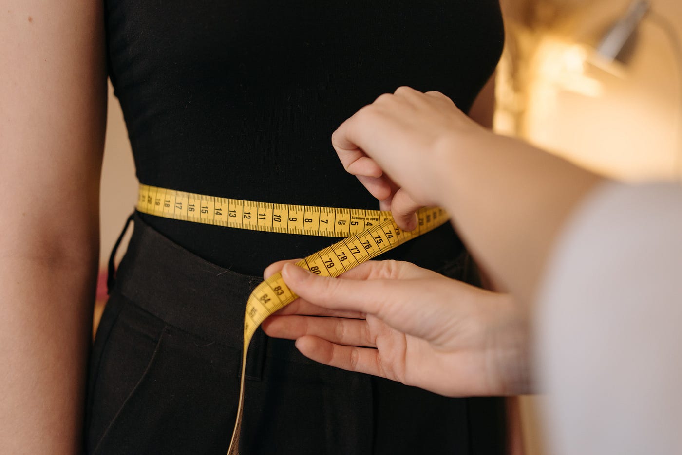 Berat badan sudah turun, tapi lingkar perut, paha, dan lengan masih sama. Kenapa?