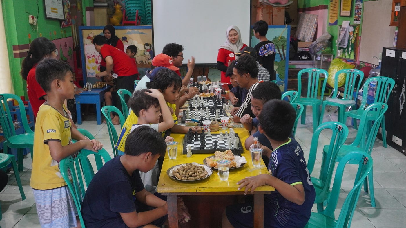 Mahasiswa Untag Surabaya Gelar “Sinau Bareng Catur” untuk Dukung Kampung Pancasila di Kelurahan…