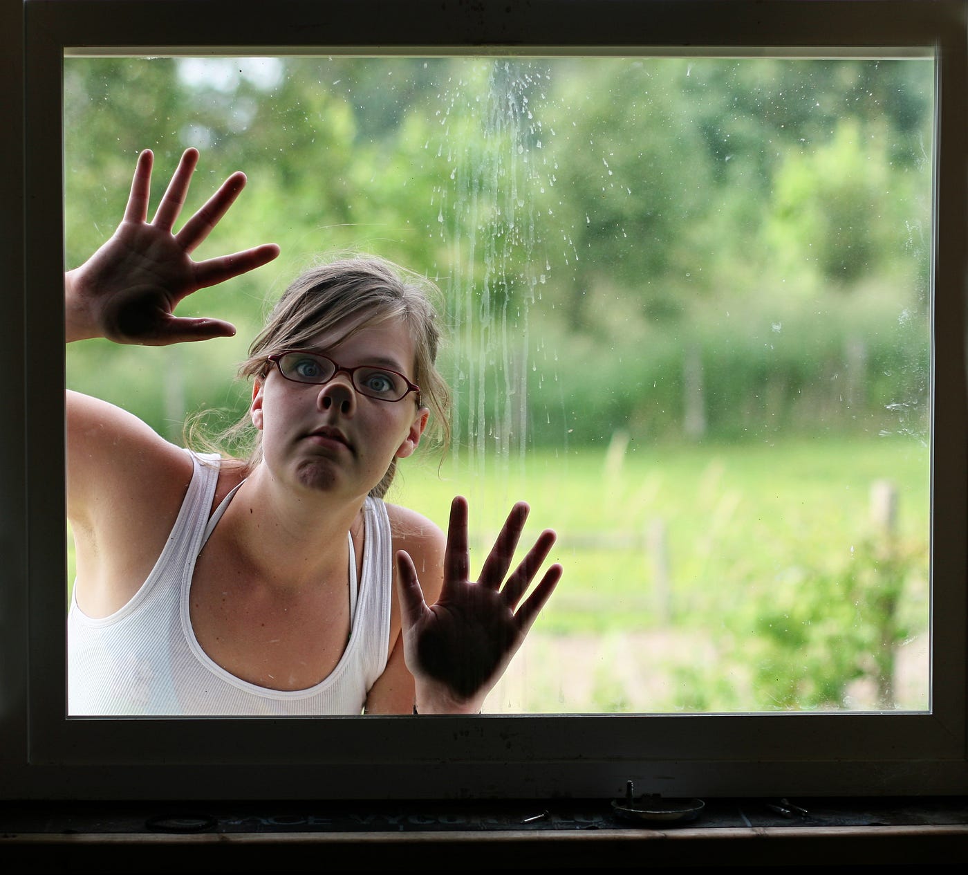 Ночные окна. Мальчик носом в окне. Rigin studio 2010-11-11 varja in window. Женщина у большого окна. Свет в окне ночью.