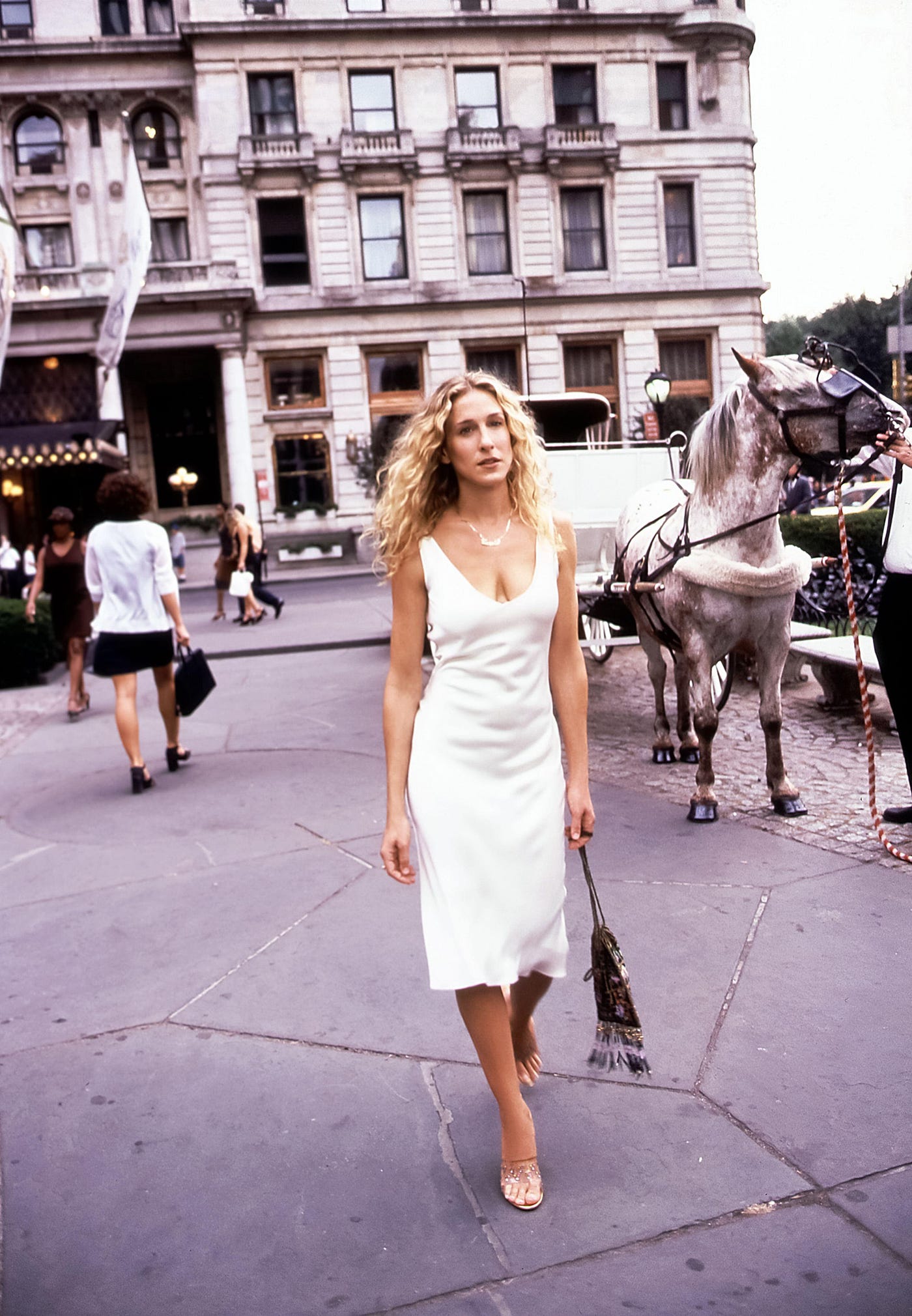 5 Iconic Carrie Bradshaw Outfits to Inspire Your Summer Style