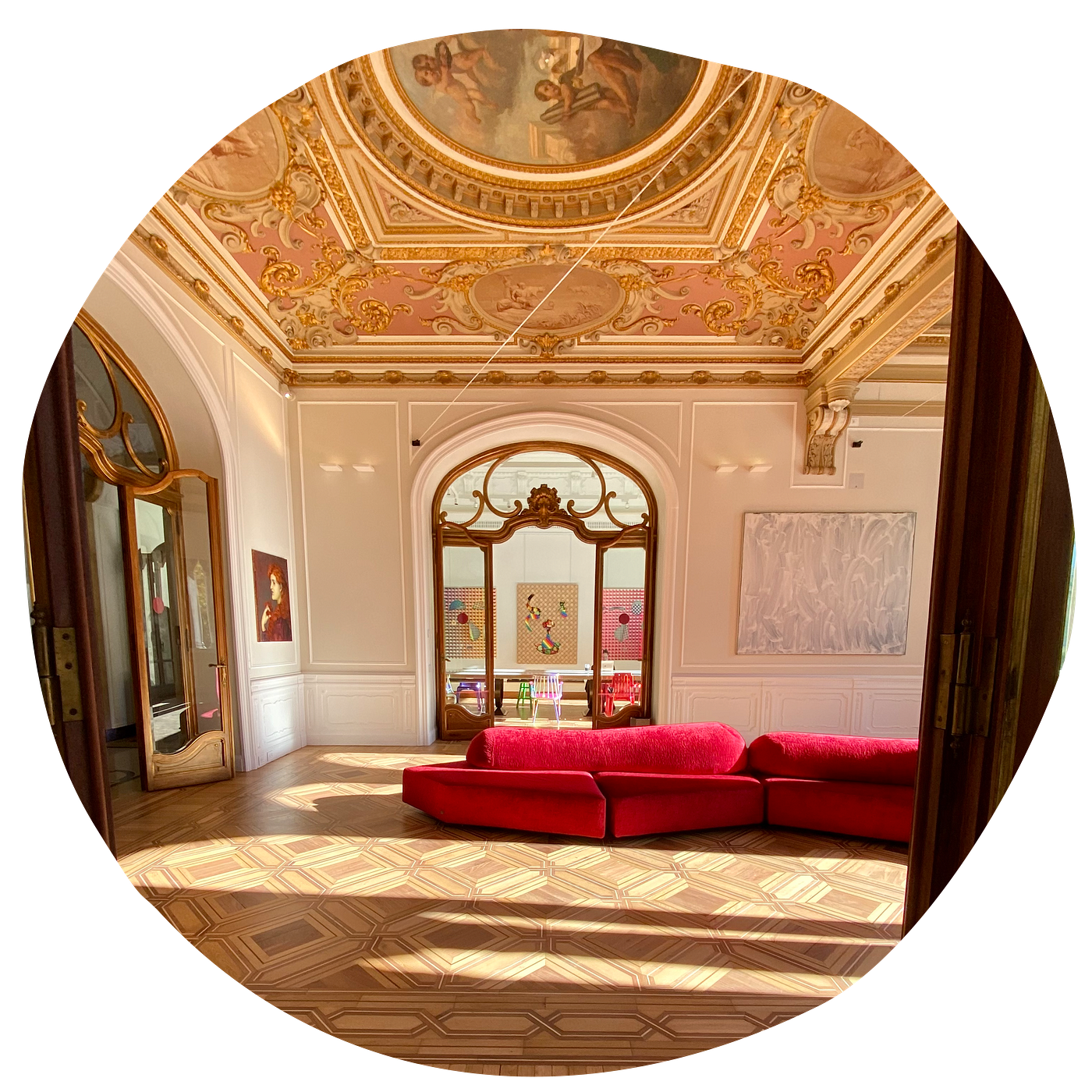 Un interno di Villa Chiuminatto durante la mostra della Galleria Massimo De Carlo