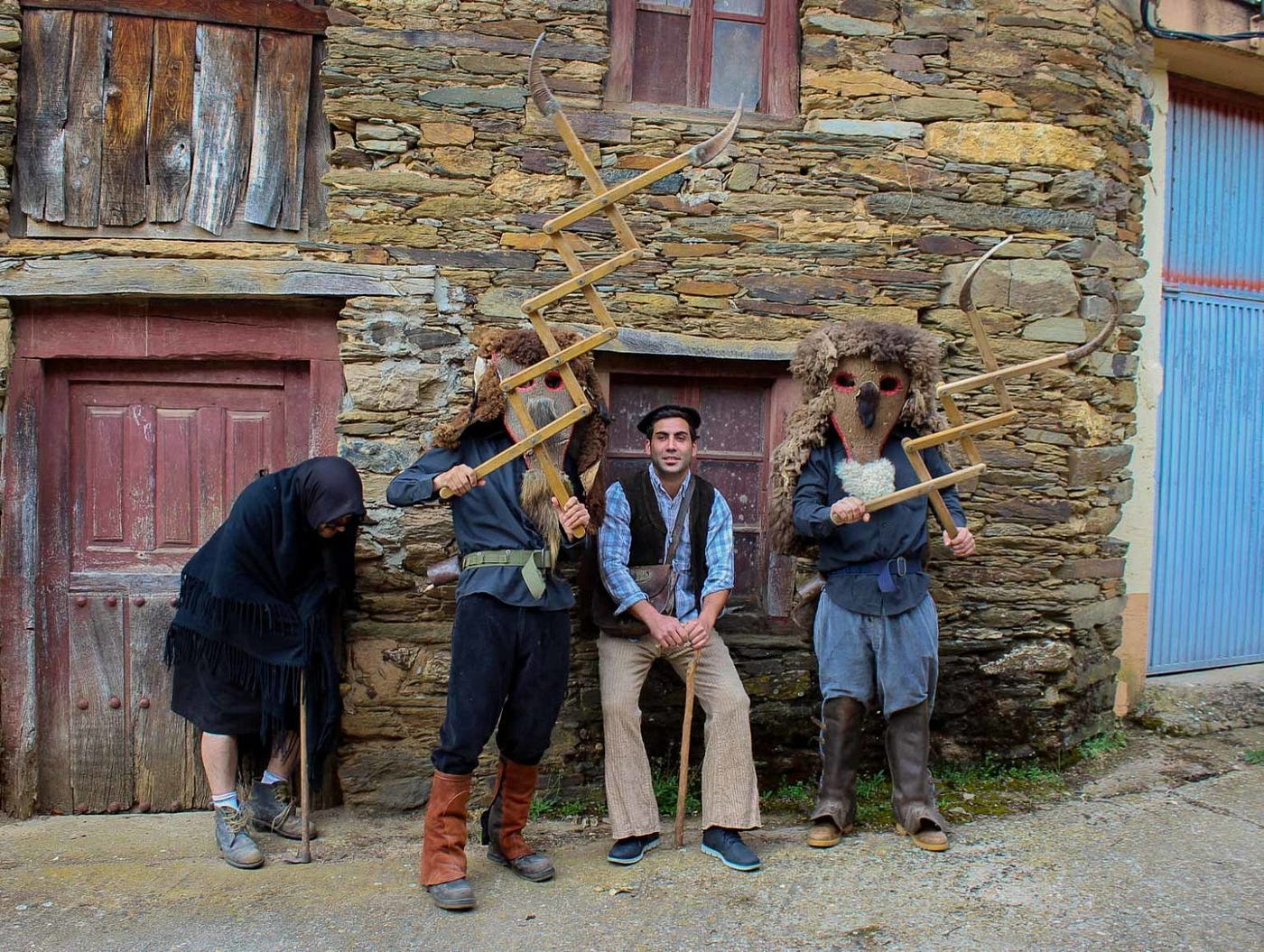 Adrián, Víctor, Miguel Ángel, e Iván posan con los disfraces tradicionales de El Atenazador | Foto: Celia Márquez.