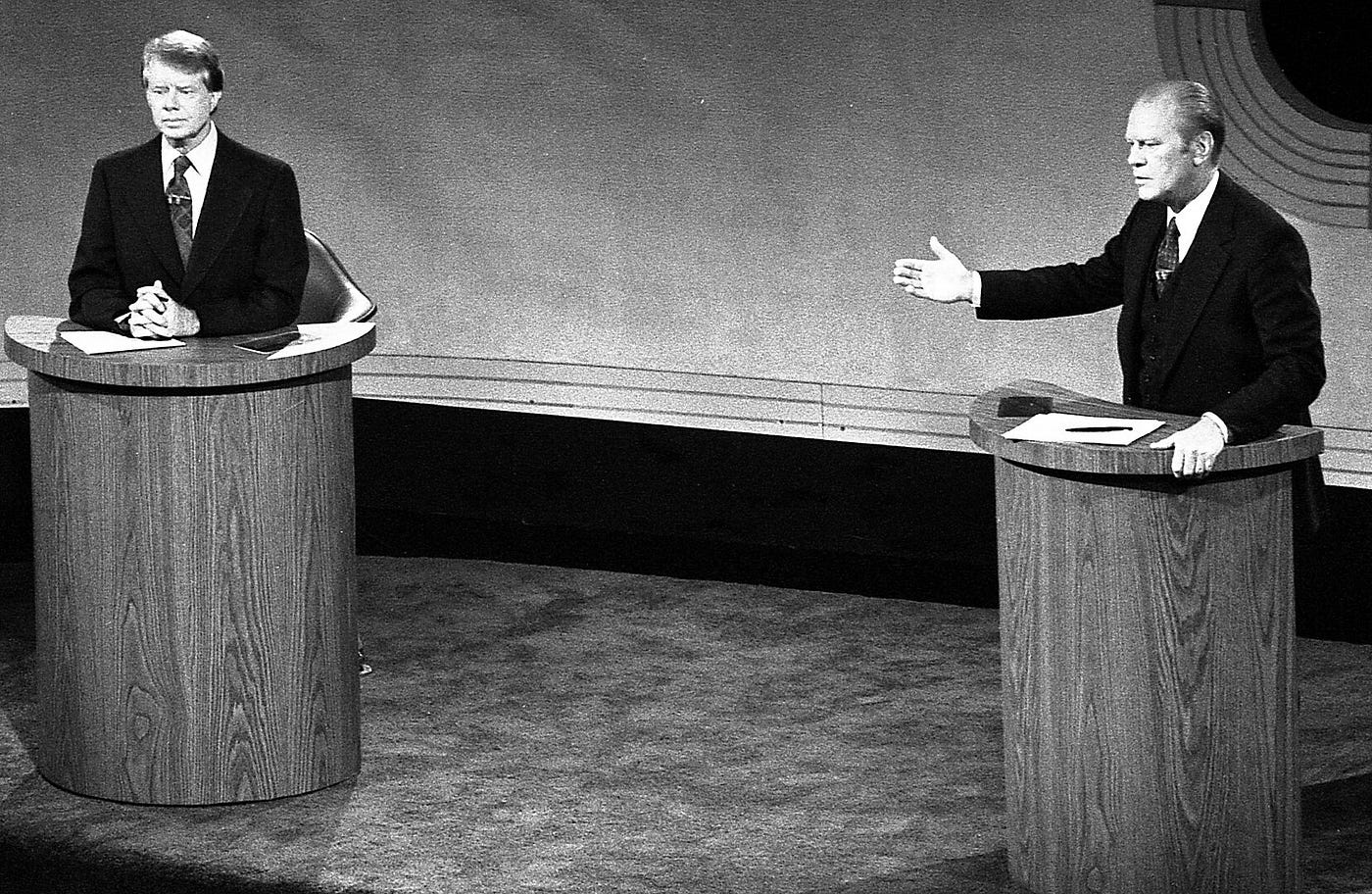 1976 年卡特與福特進行總統大選辯論。By David Hume Kennerly — Gerald R. Ford Presidential Library, Public Domain.