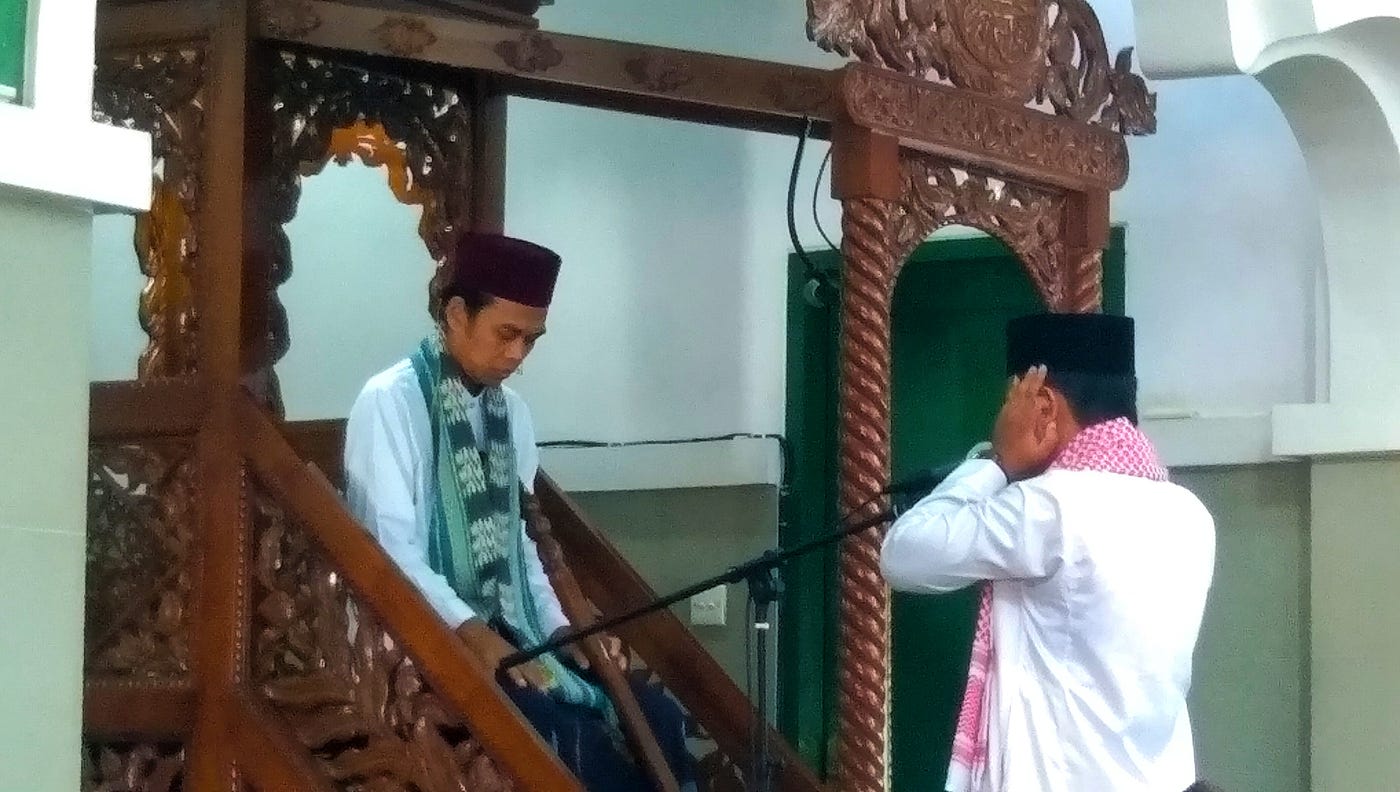 Ustadz Abdul Somad Sempat Terlambat, Namun Tetap Naik Mimbar untuk Khutbah Jum’at di Masjid Jamik…