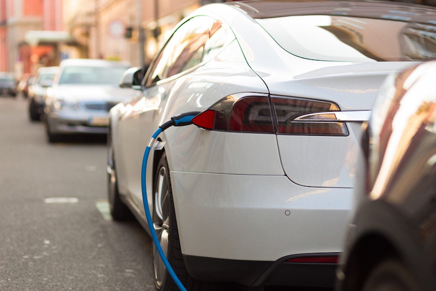 Strade “connesse” potrebbero ricaricare le auto elettriche in movimento