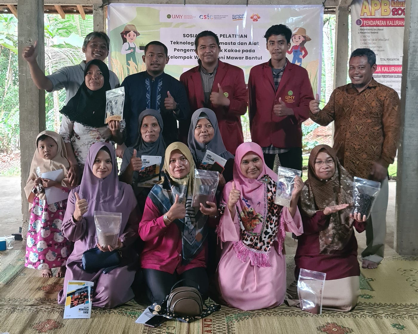 Mahasiswa UMY melakukan Sosialisasi Teknologi Pengolah Kakao ke KWT Mawar Bantul