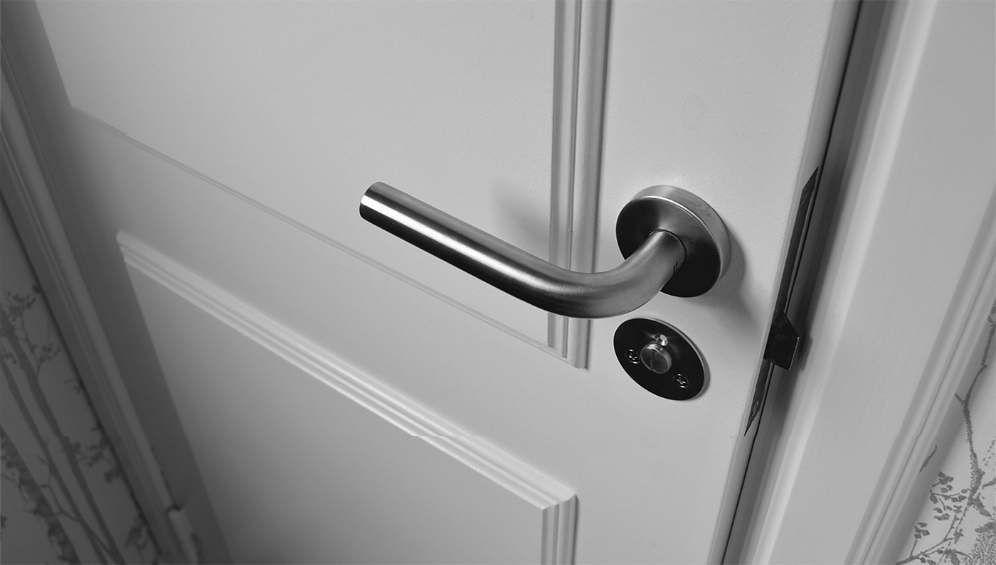 Fear of touching the door handle | Better Experience Design