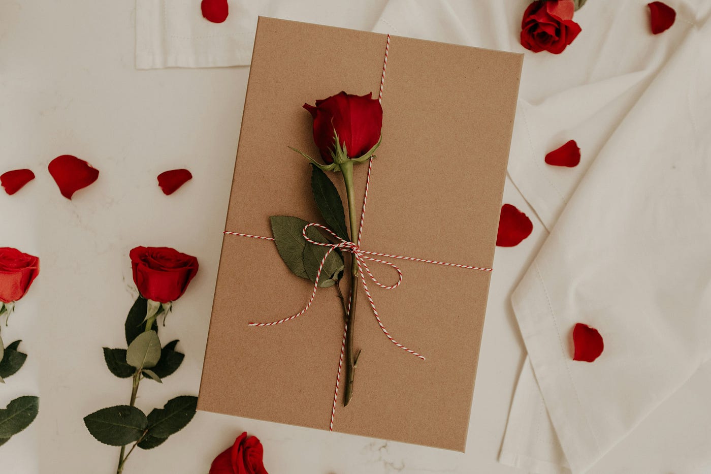 Membayangkan jika hari valentine bukan malah memberi coklat tapi memberi lepet kepada doi