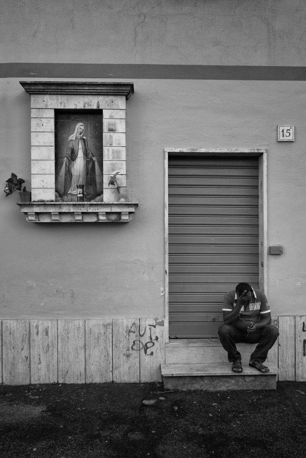 Leica: 28mm lens in Street Photography | by Eolo Perfido | Medium
