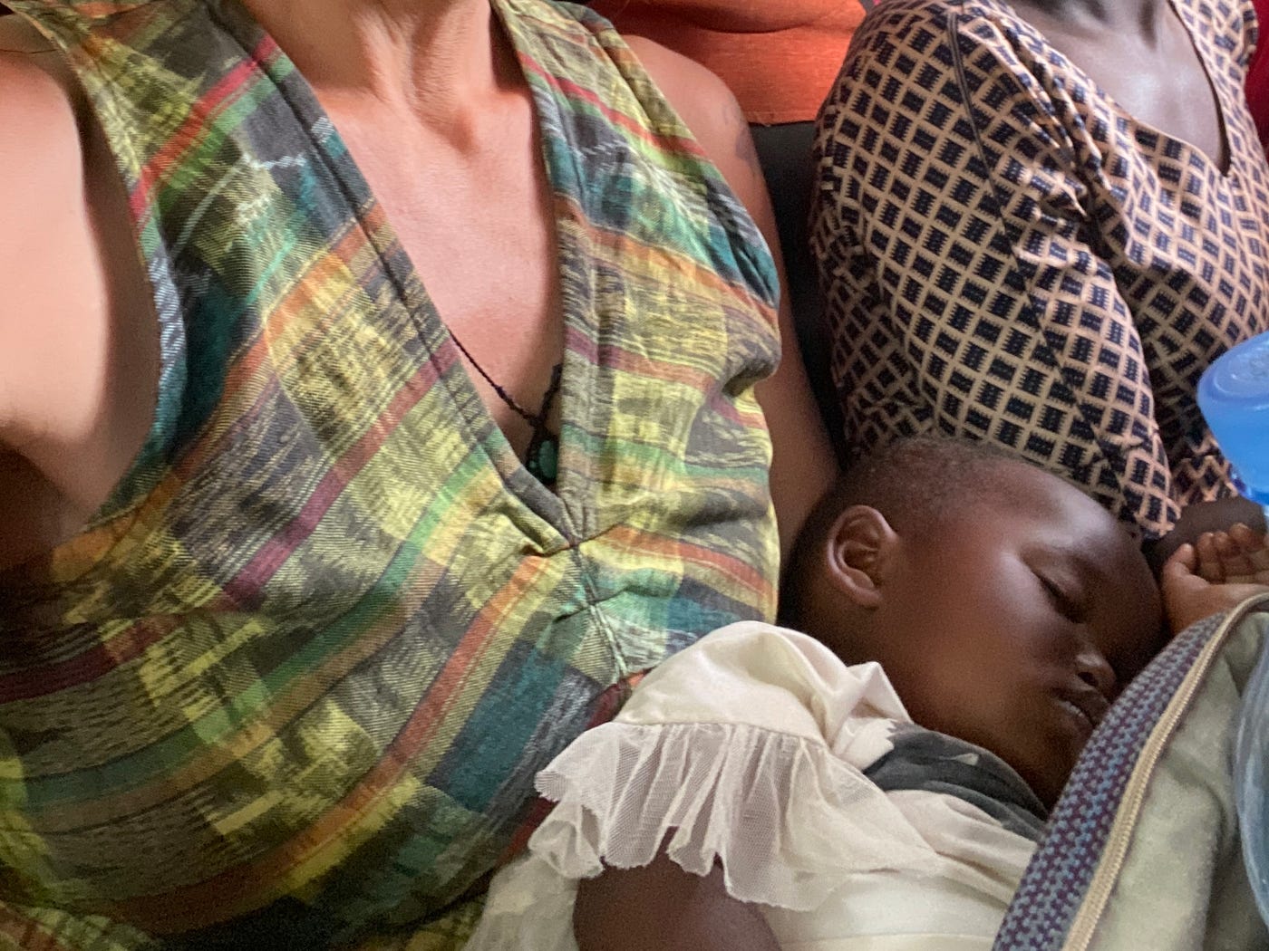 아기가 내 무릎에 푹 잠들어 있어요