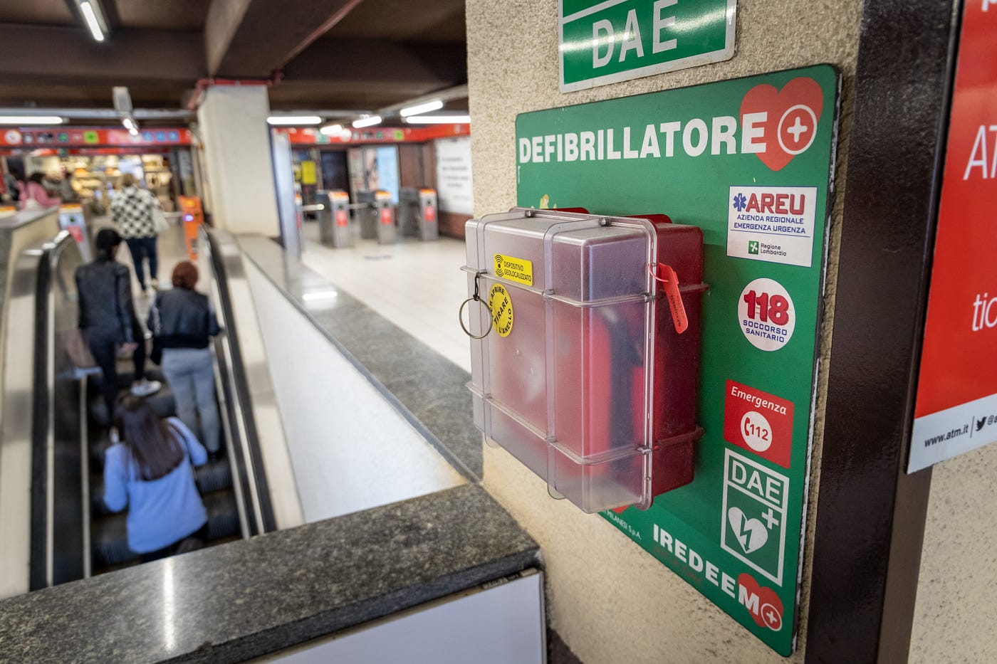 Metropolitana cardioprotetta. Con suoi 118 defibrillatori nelle… | by Atm |  Lineadiretta ATM | Medium