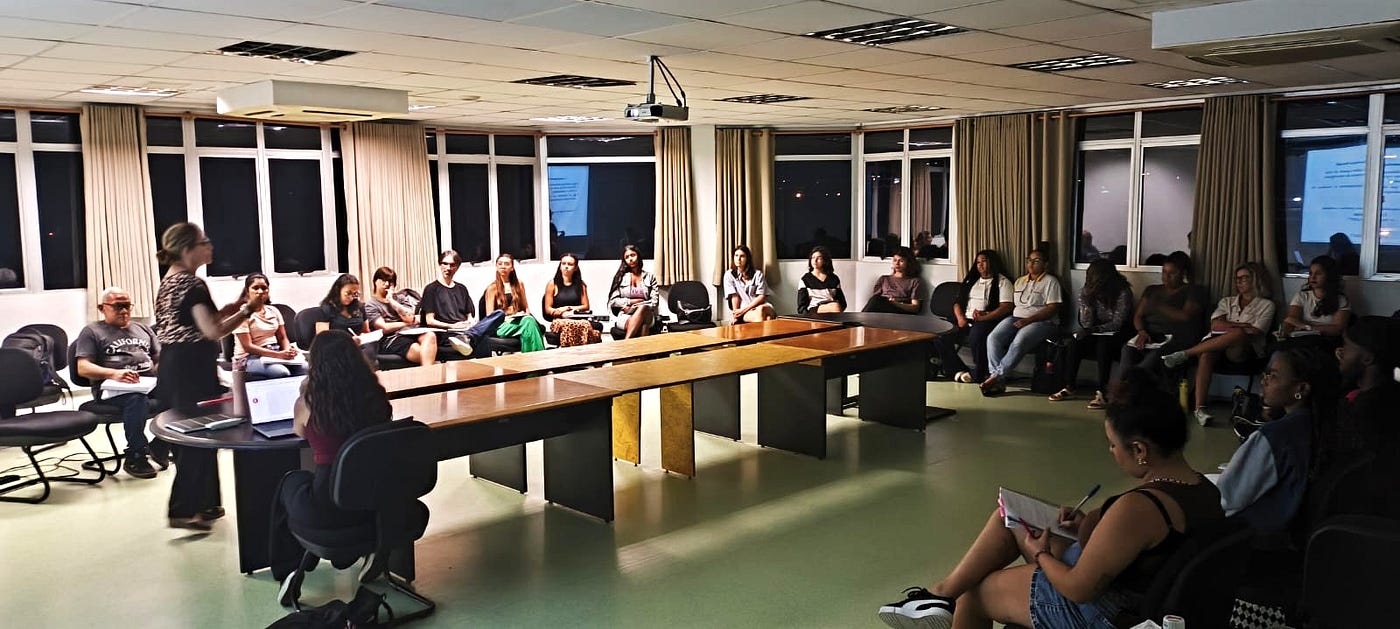 Estudantes surdos da UFSC sofrem com falta de intérpretes nas aulas