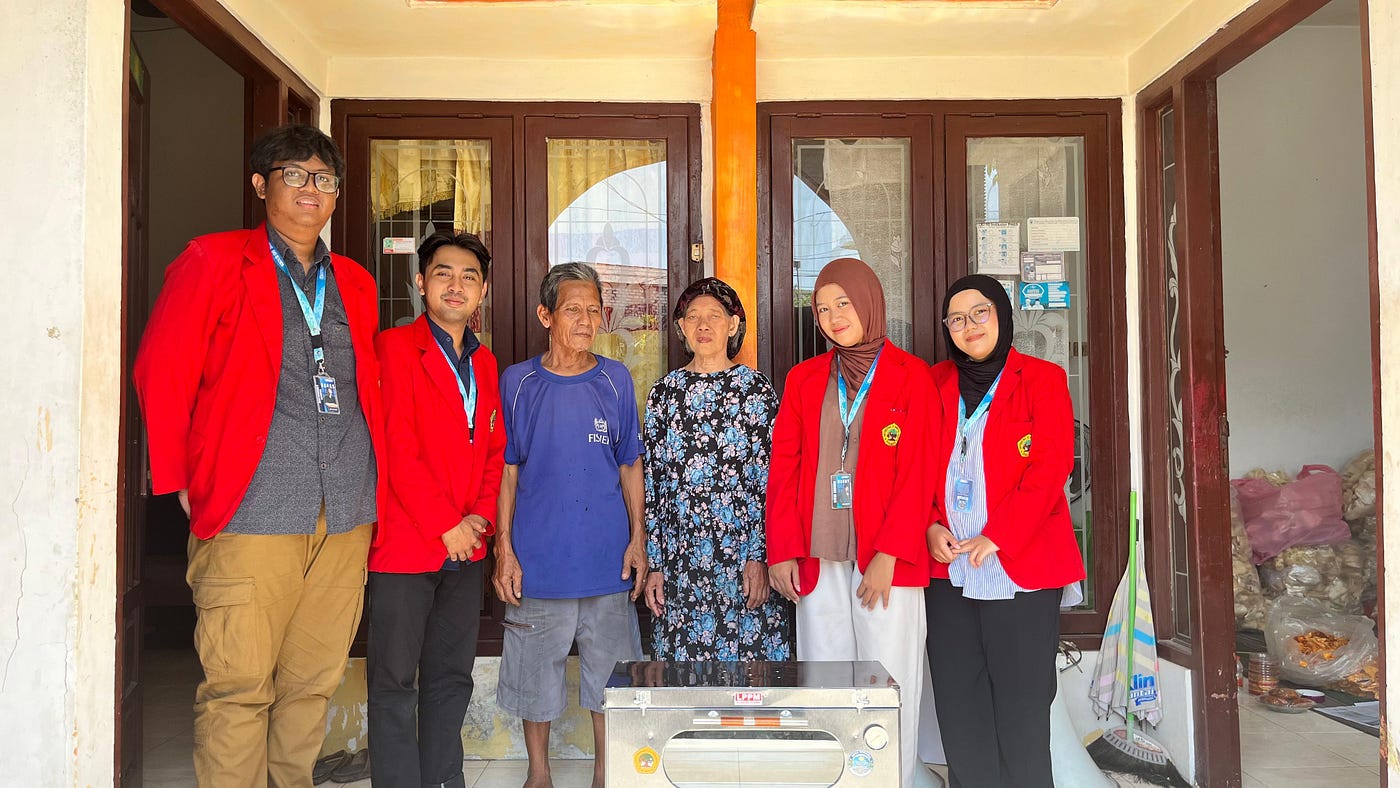 Mahasiswa Untag Surabaya Hadirkan Oven Pengering Kerupuk untuk Tingkatkan Produktivitas UMKM di…