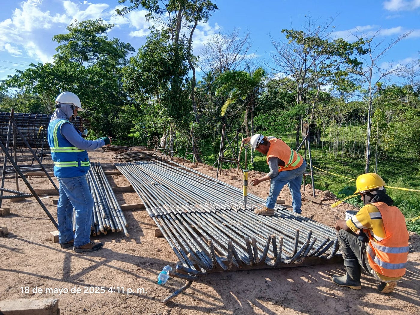 Inyección de grout en acoples mecánicos: unión hermética y resistente que asegura continuidad del acero y calidad estructural en la obra civil.