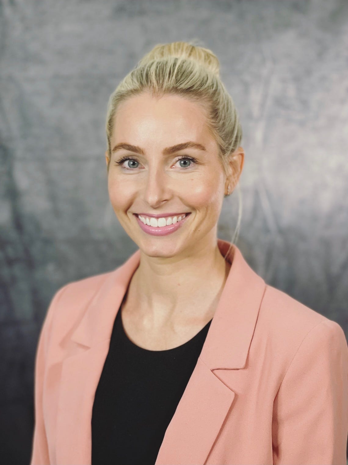 Alexandra Robertson’s Instagram, Twitter & Facebook on IDCrawl