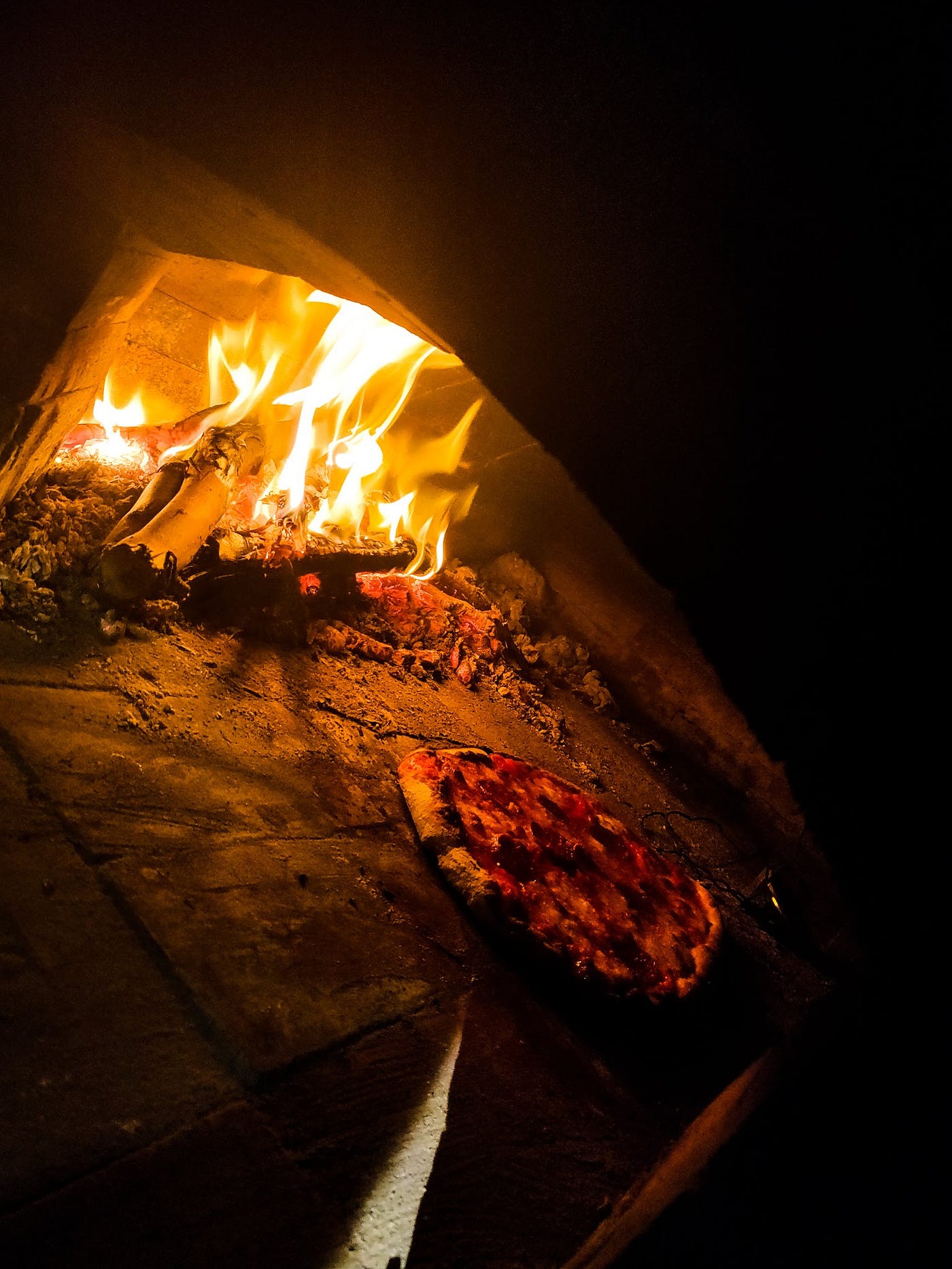 Masas de pizza para el horno a leña a temperatura media, entre 300 y 350  grados: una rápida y una lenta. | by Martin Rosberg | Medium